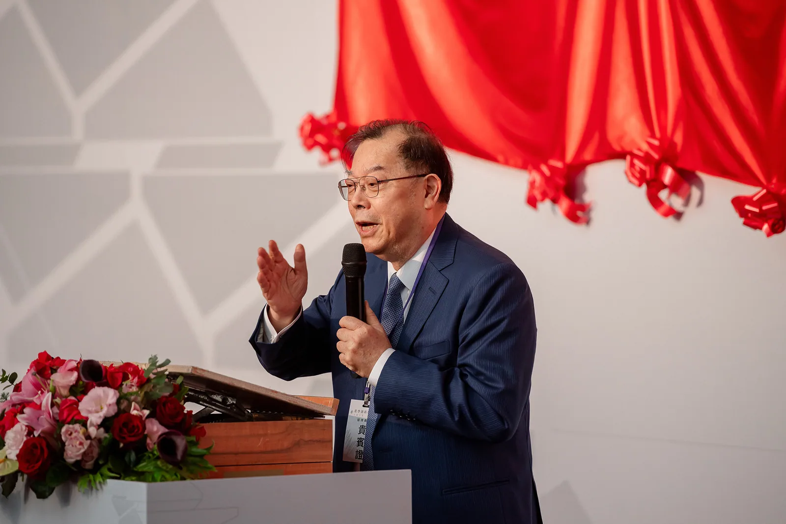 2021 年 12 月 20 日總統出席產學創新研究學院揭牌剪綵活動,多位貴賓在台上共同剪綵