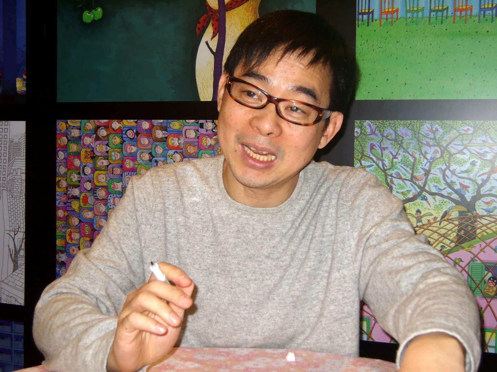 2008년 타이베이 국제 도서전에서 대만 문화(大塊文化) 부스 앞에 선 지미. 광고 미술 감독에서 그림책 작가로의 전환은 큰 병을 겪은 후에 일어났다.