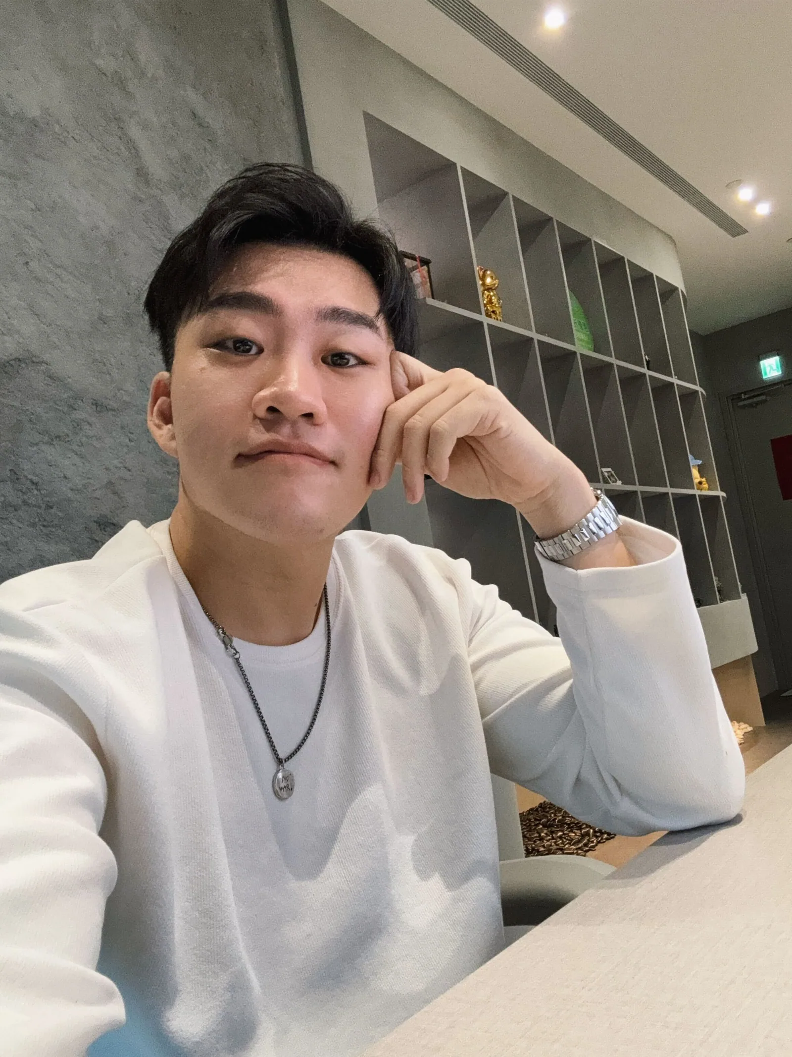 Joeman 坐在室內桌旁的肖像