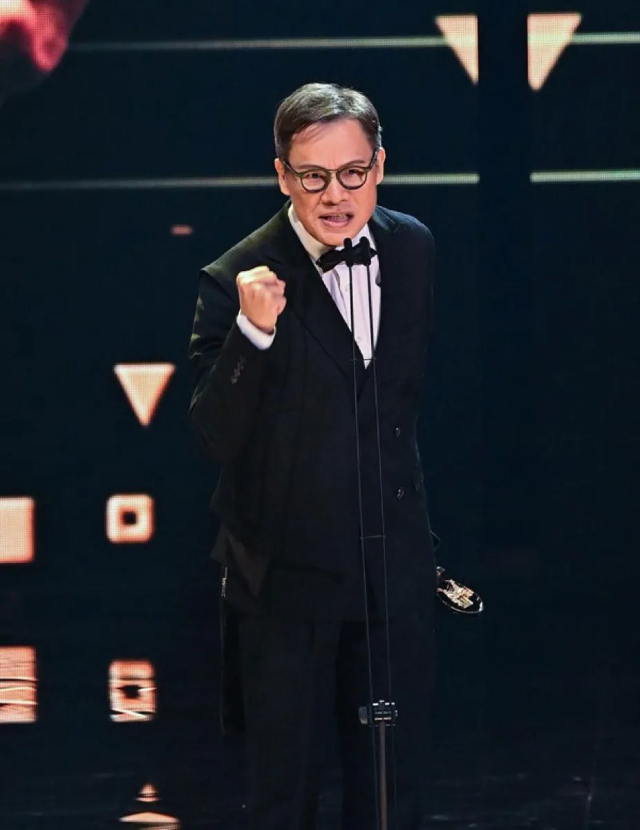羅大佑 2021 年出席金曲獎的畫面,戴墨鏡、一身黑衣的招牌造型