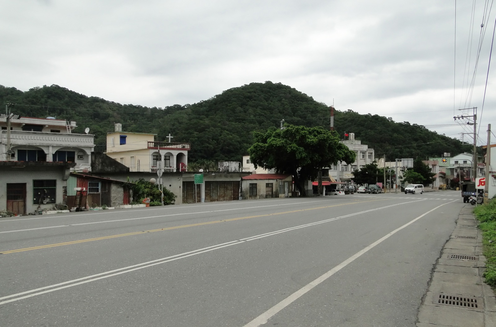 Paisaje del municipio de Daren, condado de Taitung: una comunidad tribal entre la montaña y el mar, con el Pacífico a lo lejos. Monaneng nació en 1956 en la comunidad de Aluwei (aldea de Anshuo) de este municipio.
