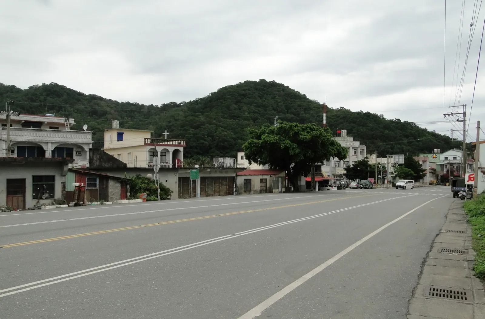 Paysage du canton de Daren, dans le comté de Taitung : des communautés entre montagne et mer, avec l’océan Pacifique au loin. Monaneng est né en 1956 dans la communauté d’Aluwei, Anshuo, dans ce canton.