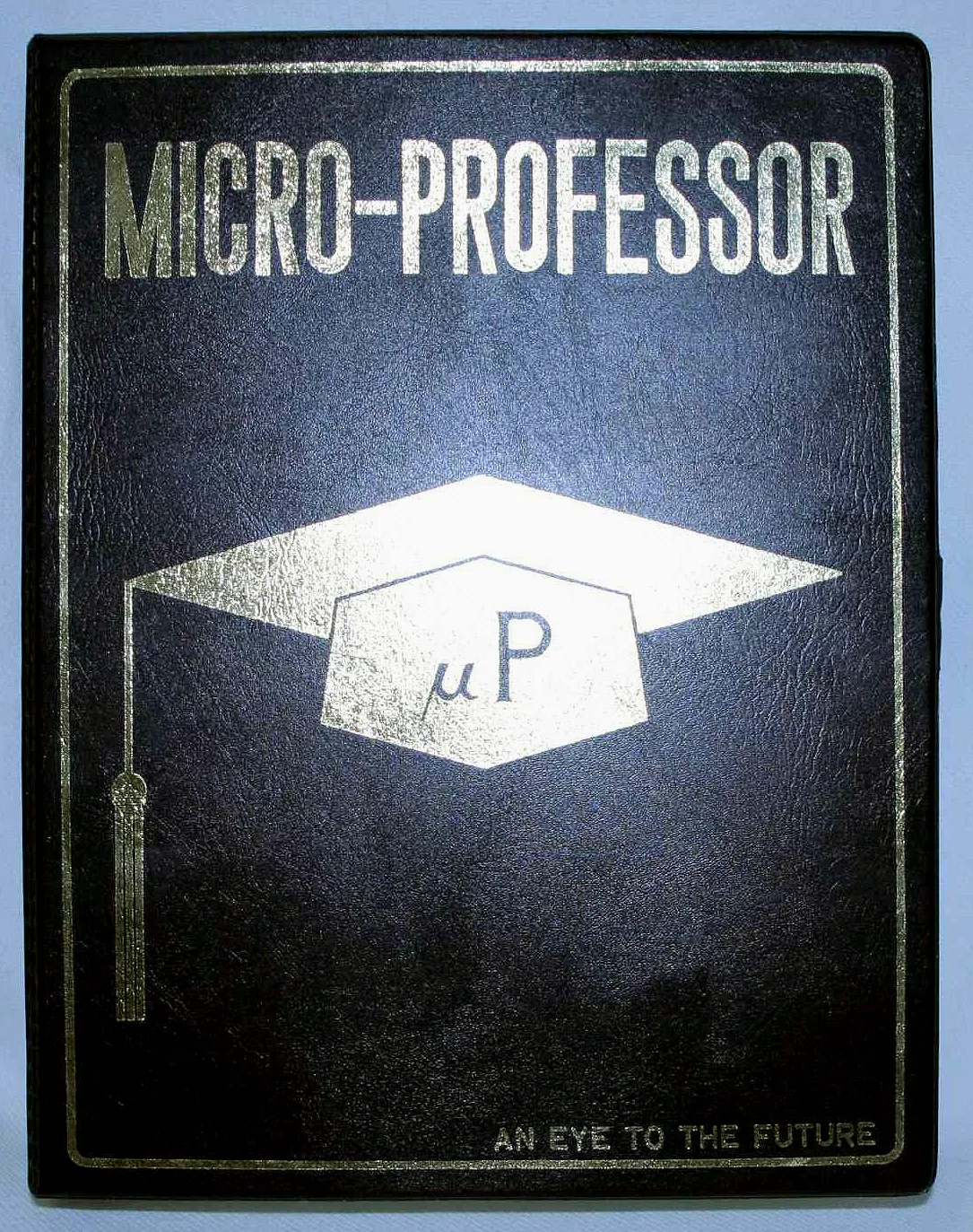 宏碁 1981 年推出的「小教授一號」(MPF-I),機身採書本造型設計,闔起來可放進書架