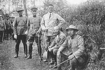 1930 年霧社事件後，日本「討伐隊」指揮官與幕僚的合影，眾人著軍裝列隊。日方調集軍警、出動飛機與山砲，花了約五十天鎮壓六社