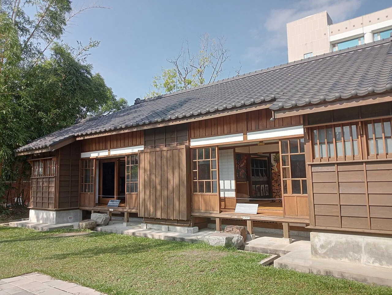 國家漫畫博物館園區建築，作為諸葛四郎典藏與再展示的現代場景。
