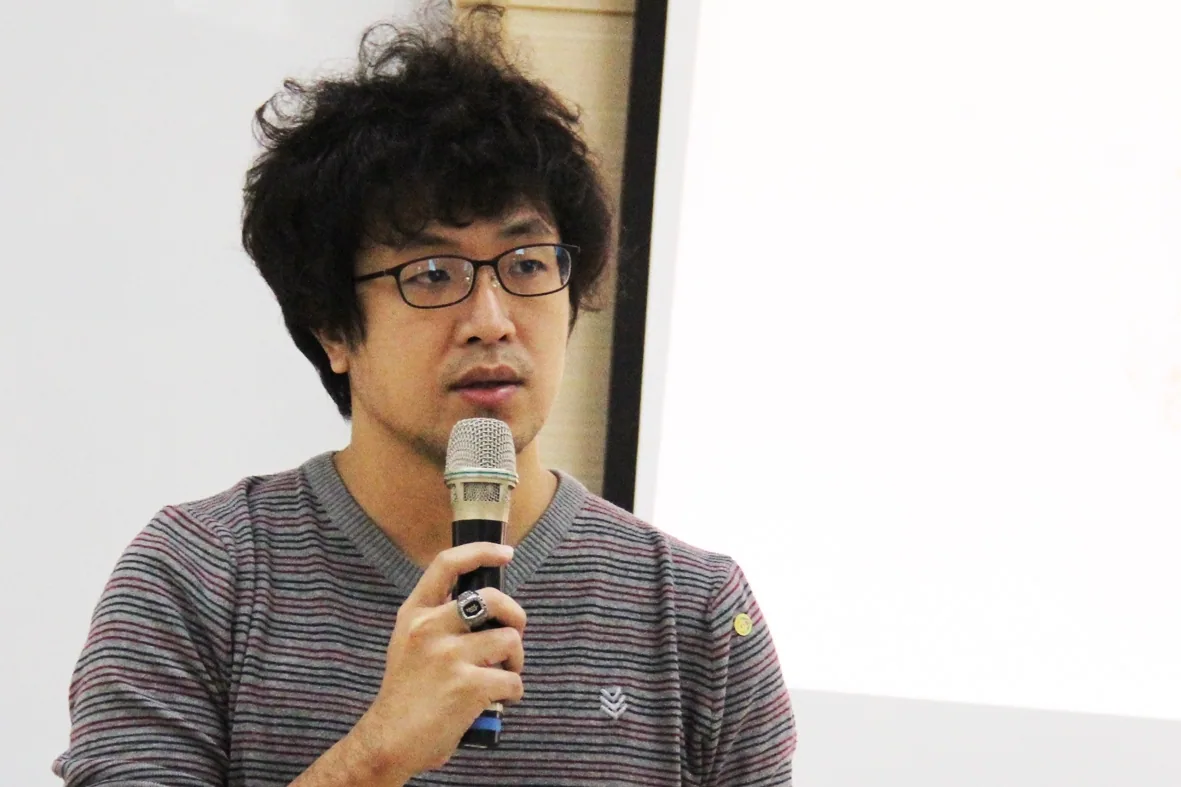 국립타이베이대학 범죄학연구소 조교수 신분의 선보양이 2021년 자이현 정부기관에서 마이크를 들고 강연하며 정보전과 허위정보 식별을 설명하는 모습
