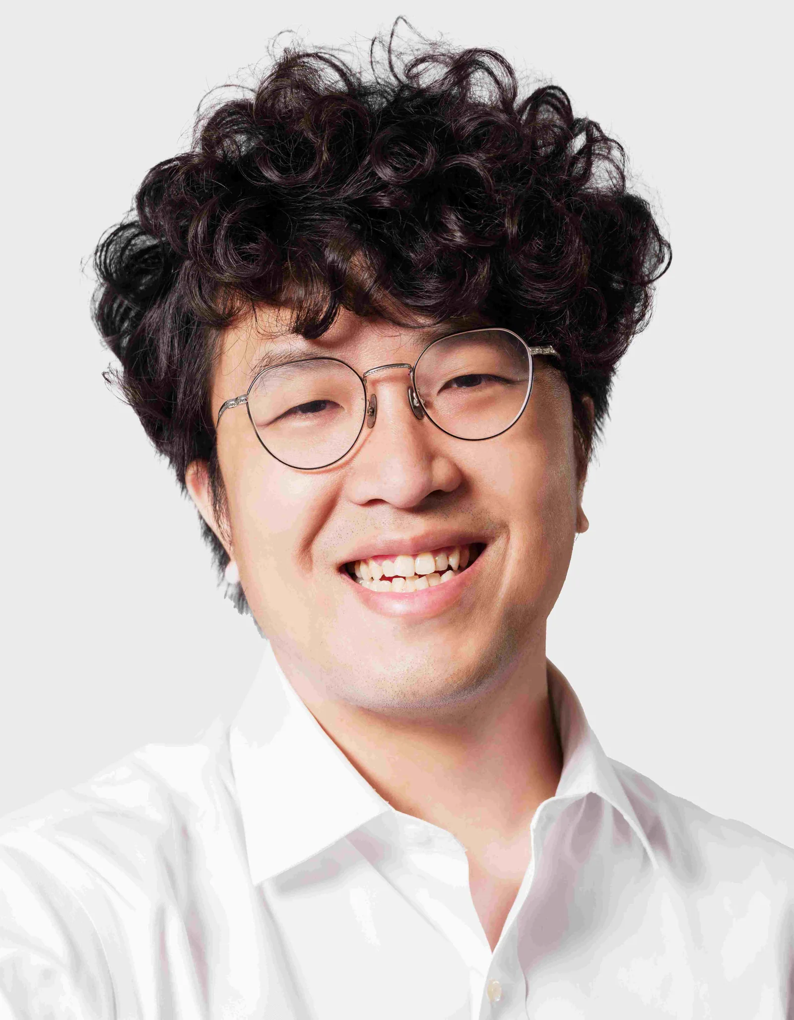 선보양의 공식 초상. 트레이드마크인 곱슬머리와 둥근 안경, 흰 셔츠 차림에 미소를 띠고 있다