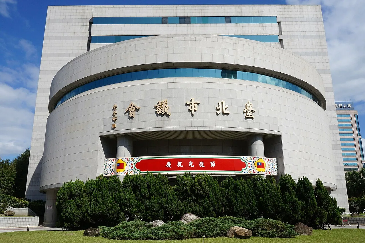 臺北市議會大樓正面，象徵呱吉曾經把網路創作帶進制度現場。