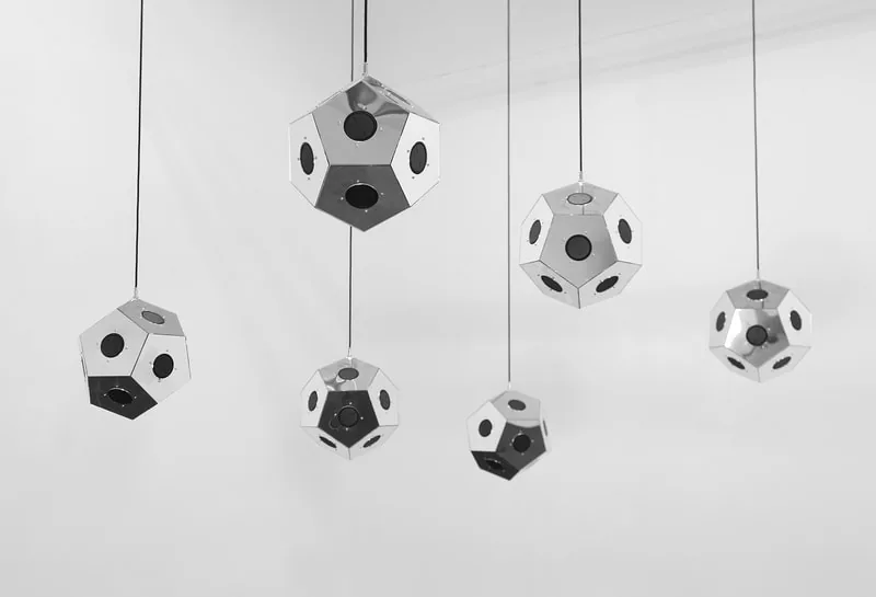 王福瑞《噪音寂靜》核心作品:自製多面體 12 聲道全指向喇叭從天花板垂下,2020 年就在藝術空間
