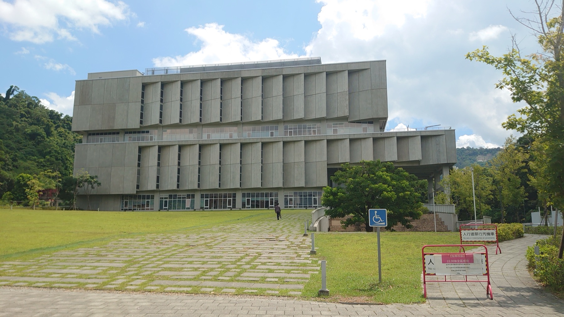 政大達賢圖書館外觀，為祝賀指導教授司徒達賢七十大壽，尹衍樑捐約 13 億新台幣興建