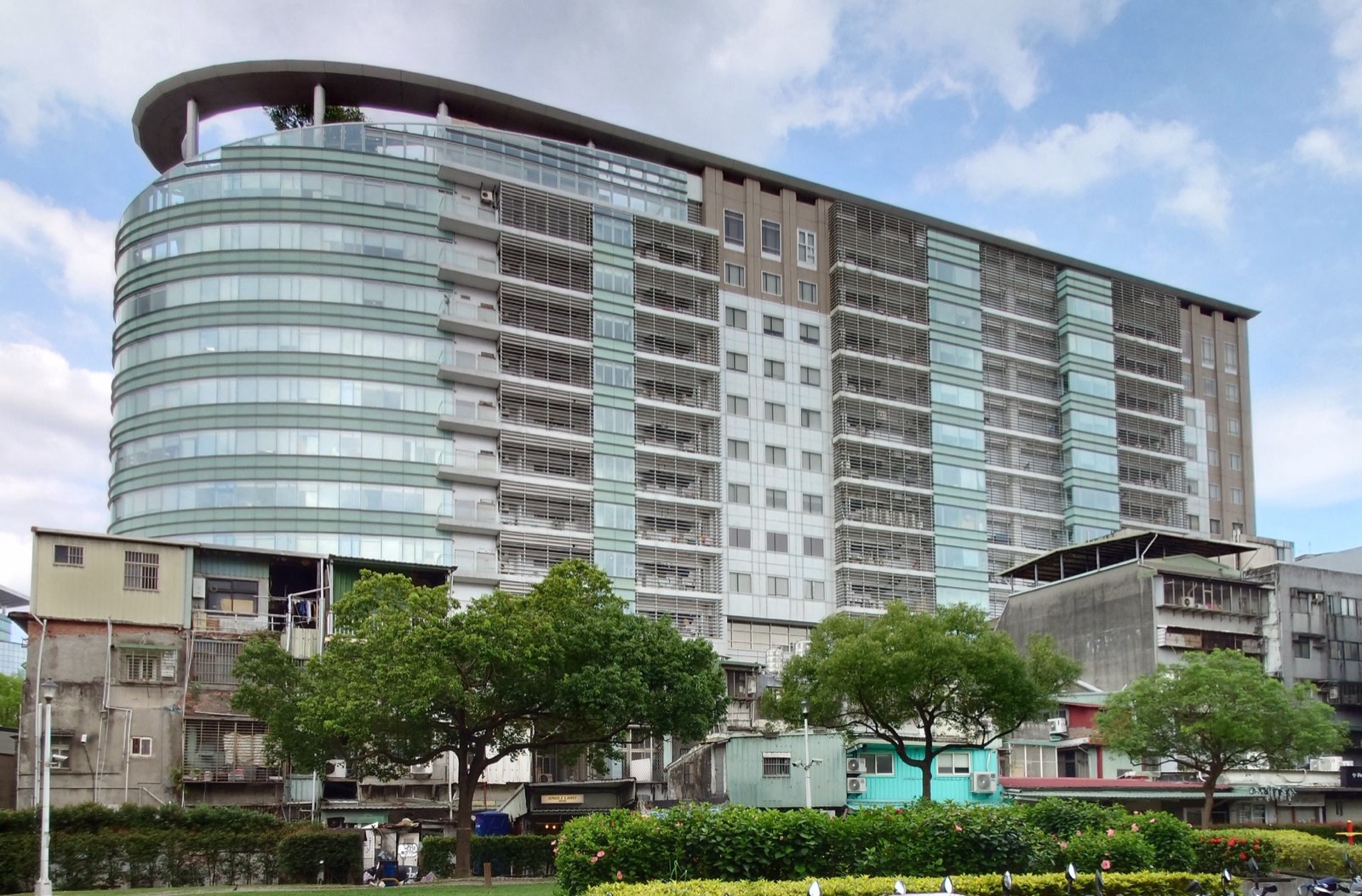 潤泰中崙車站綜合大樓，台北市中山區。潤泰建設代表作之一