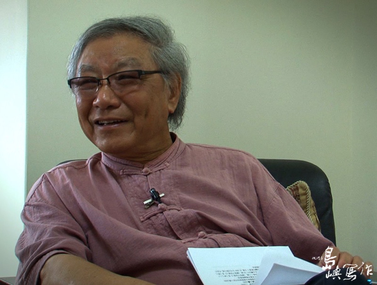 A 2017 portrait of Zheng Chouyu filmed by 目宿媒體, an elderly silver-haired man with a gentle expression, gazing into the distance. Zheng Chouyu and Ya Hsien were both first-generation postwar poets and died one after another in 2024-2025.