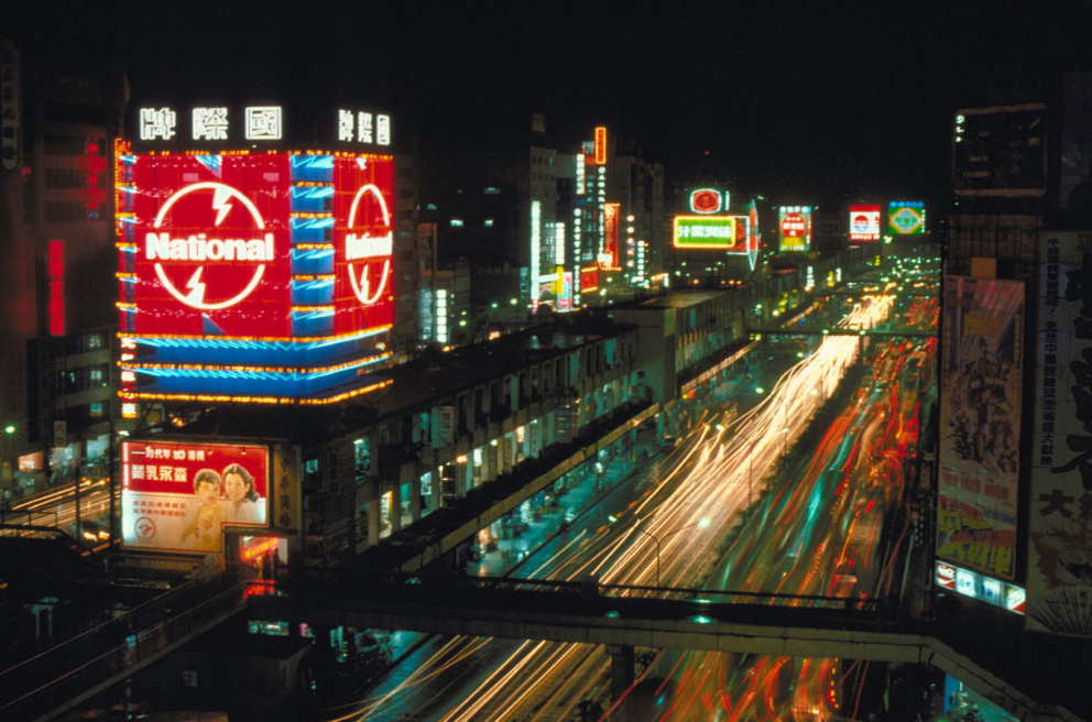 夜の中華商場ネオンと騎樓人波、看板と灯光が重なり1980年代西門町の市井密度を成す