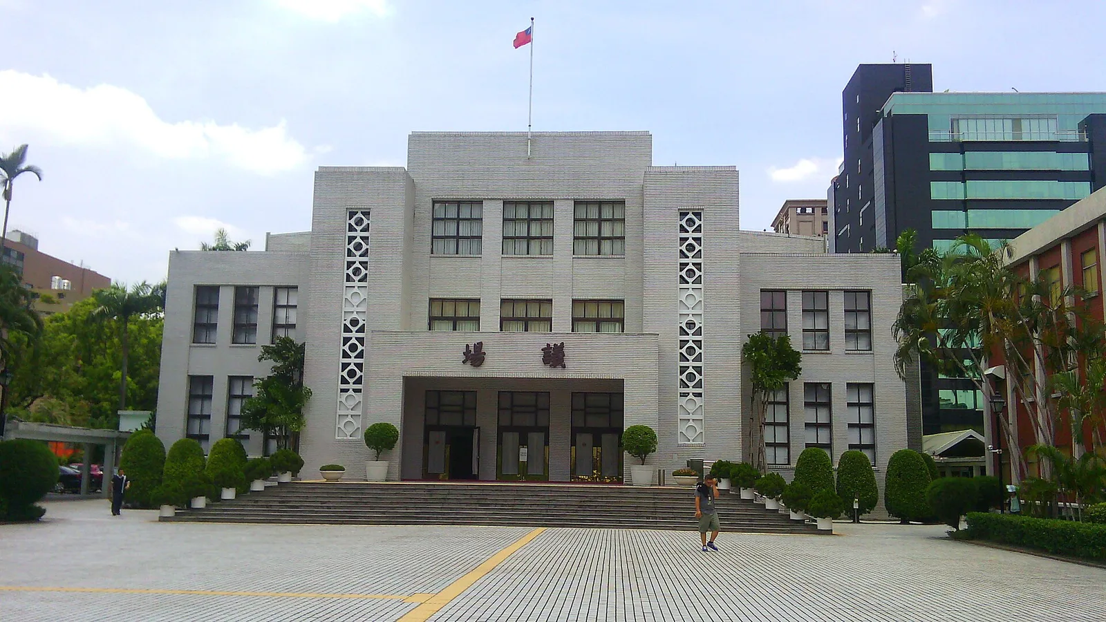 Entrada principal de la sala de sesiones del Legislativo