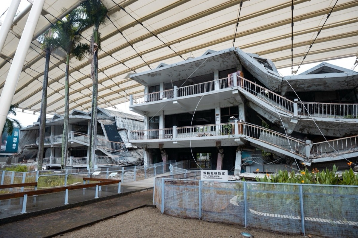 Salle de classe endommagée préservée au sein du Parc éducatif du séisme du 21 septembre à Wufeng (Taichung), murs de briques fissurés et poutres exposées montrant les traces de la destruction causée par le séisme.