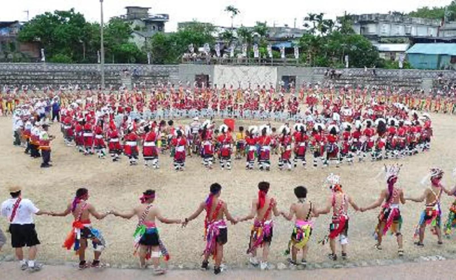 阿美族 Fakong 部落 ilisin(豐年祭)。原住民族歲時祭儀遲至 2010 年才首度放假 1 天,2025 年才擴為 3 天