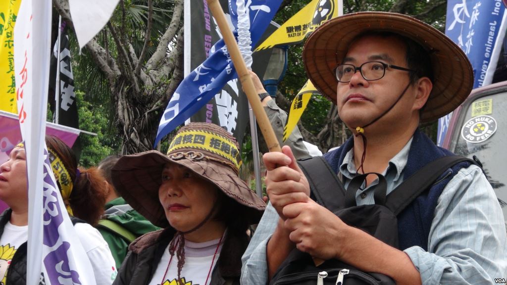 2013 年 4 月,反核民間團體包圍立法院。這是台灣核能辯論四十年來最常見的街頭畫面。
