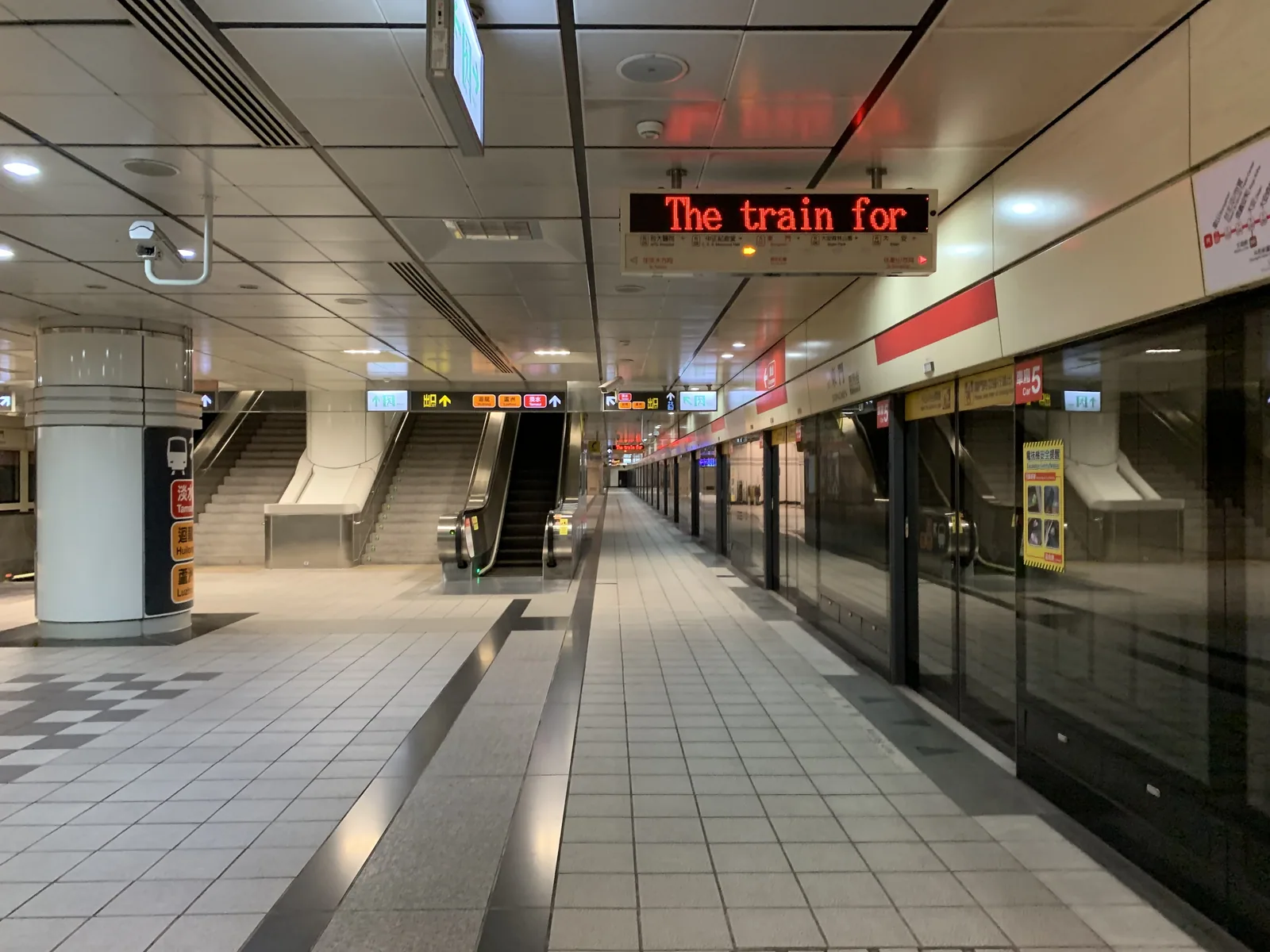 2021 年 5 月三級警戒期間空蕩的台北捷運東門站月台