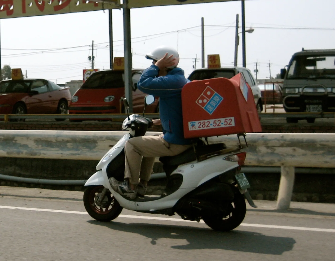 2007 年高雄街頭的達美樂披薩外送機車，車尾架著品牌保溫箱