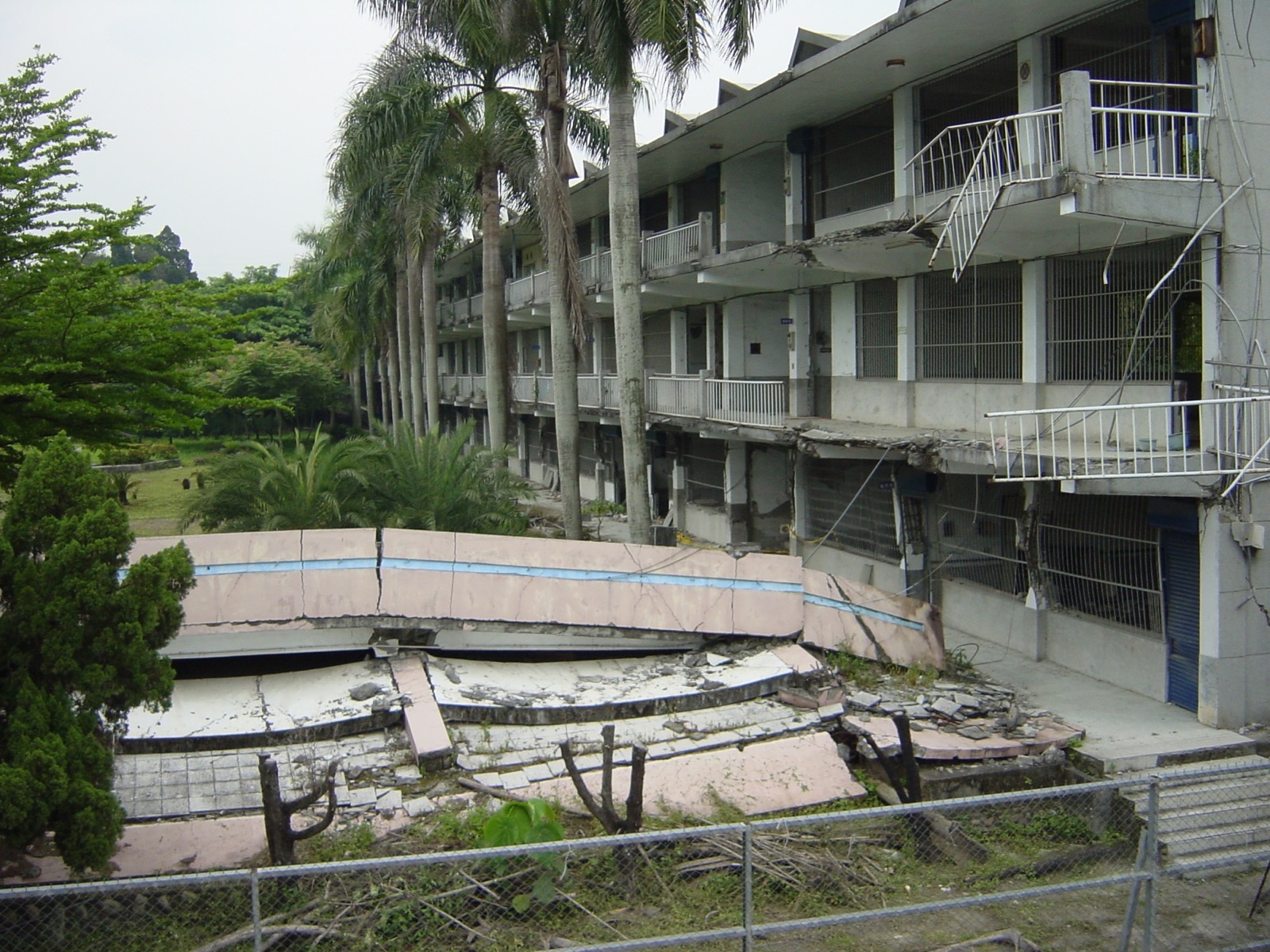 Ruines préservées du bâtiment scolaire du Guangfu Junior High School à Wufeng (Taichung), endommagé par le séisme du 21 septembre 1999, photographié en mai 2003, devenu par la suite une partie du Parc éducatif du séisme du 21 septembre.