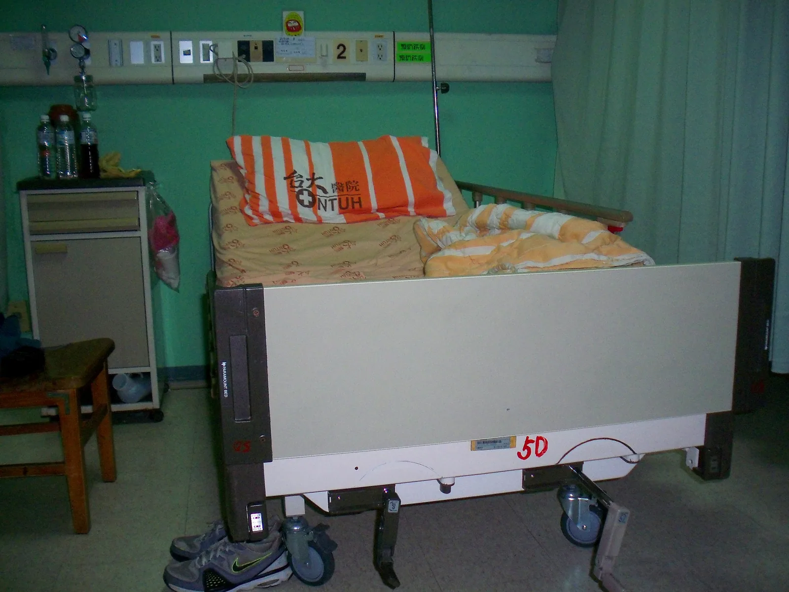 Leitos de enfermaria tripla no Departamento de Medicina Interna do Anexo Leste do Hospital da Universidade Nacional de Taiwan, onde um enfermeiro no turno da noite grande cuida de 11 a 15 camas como esta no meio da noite