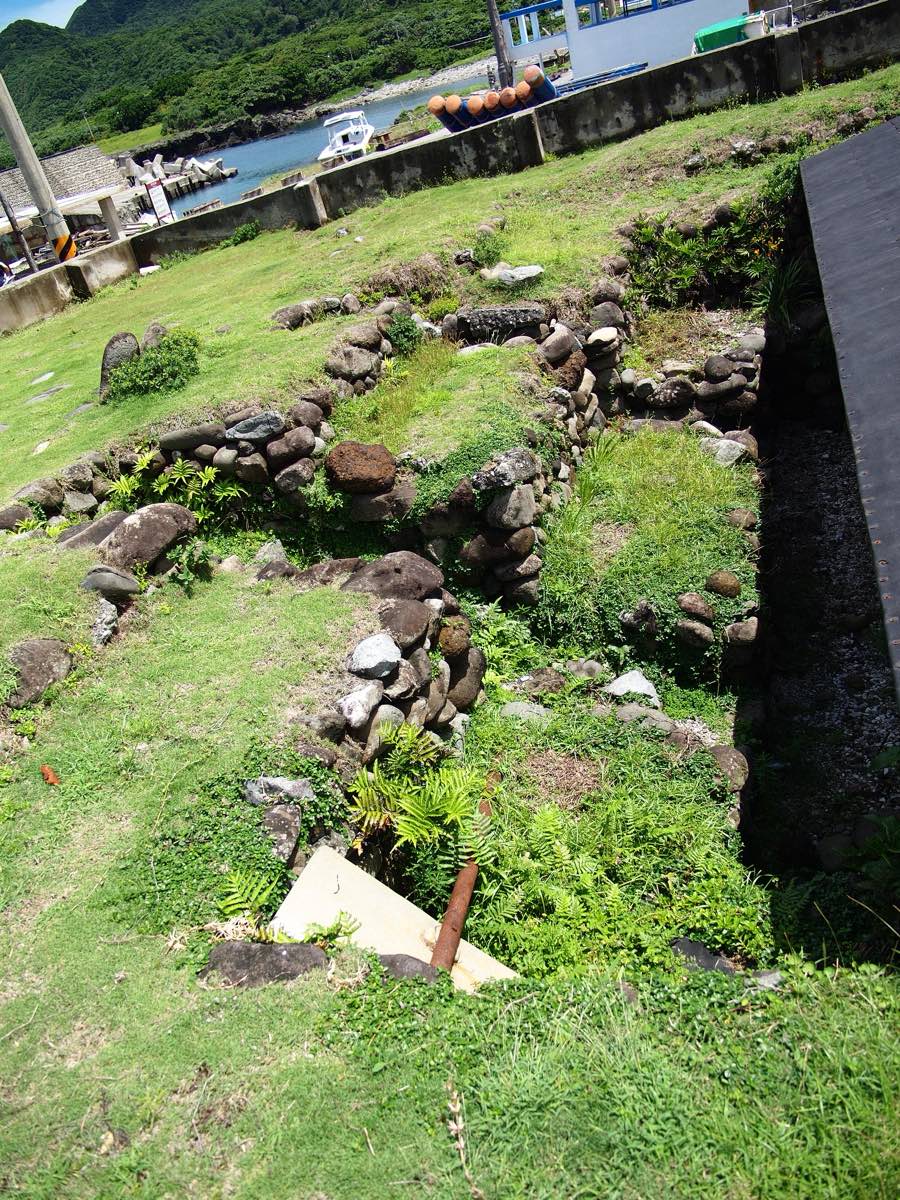 蘭嶼達悟族傳統聚落。低放核廢貯存場 1982 年起設於此島,遷出承諾跳票至今。圖為達悟地下屋,非貯存場本身。