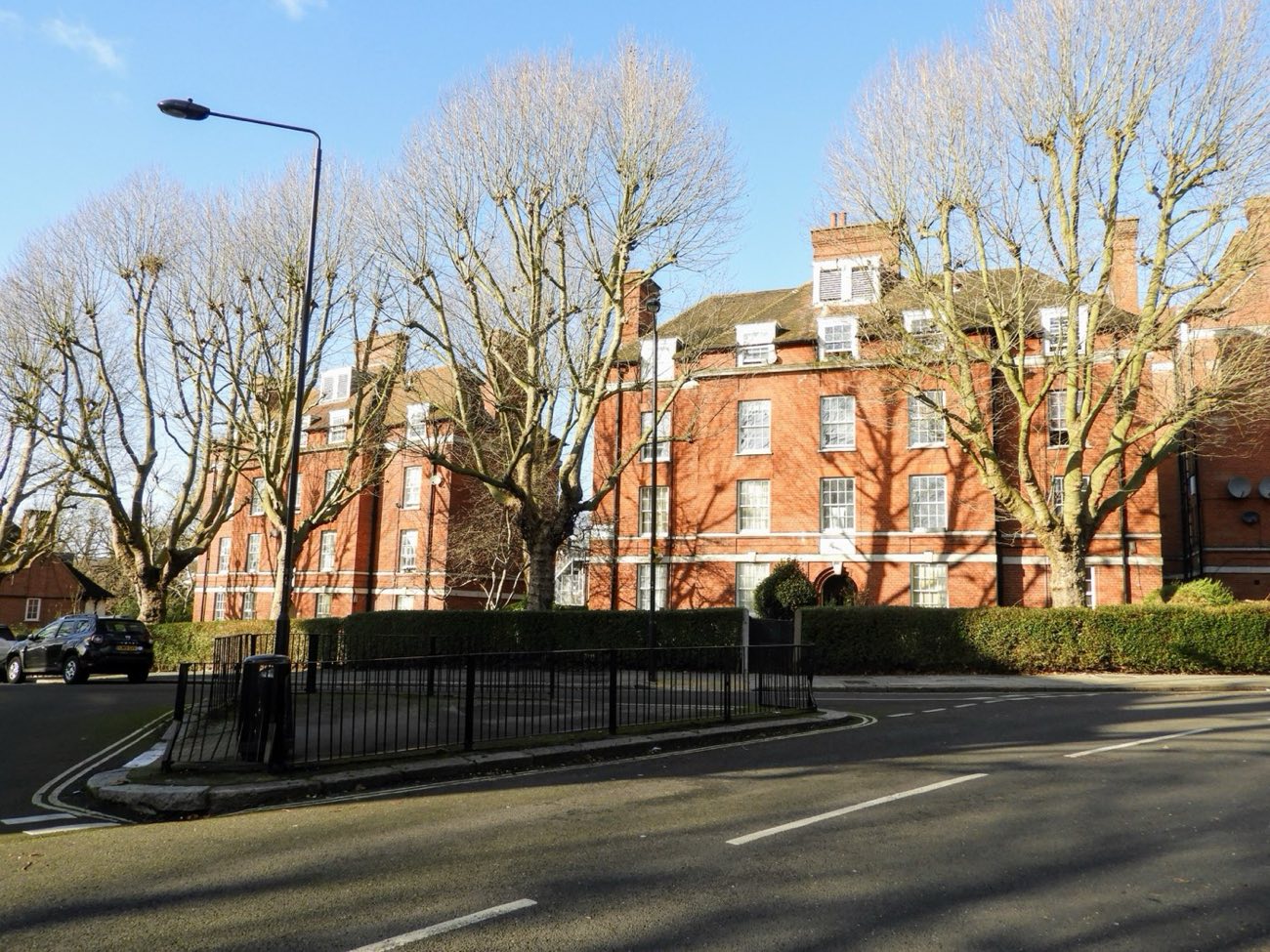 倫敦聖潘克拉斯區 Brookfield Estate 市政公宅，1920 年代建成的紅磚住宅群，整齊排列的多層磚造樓房