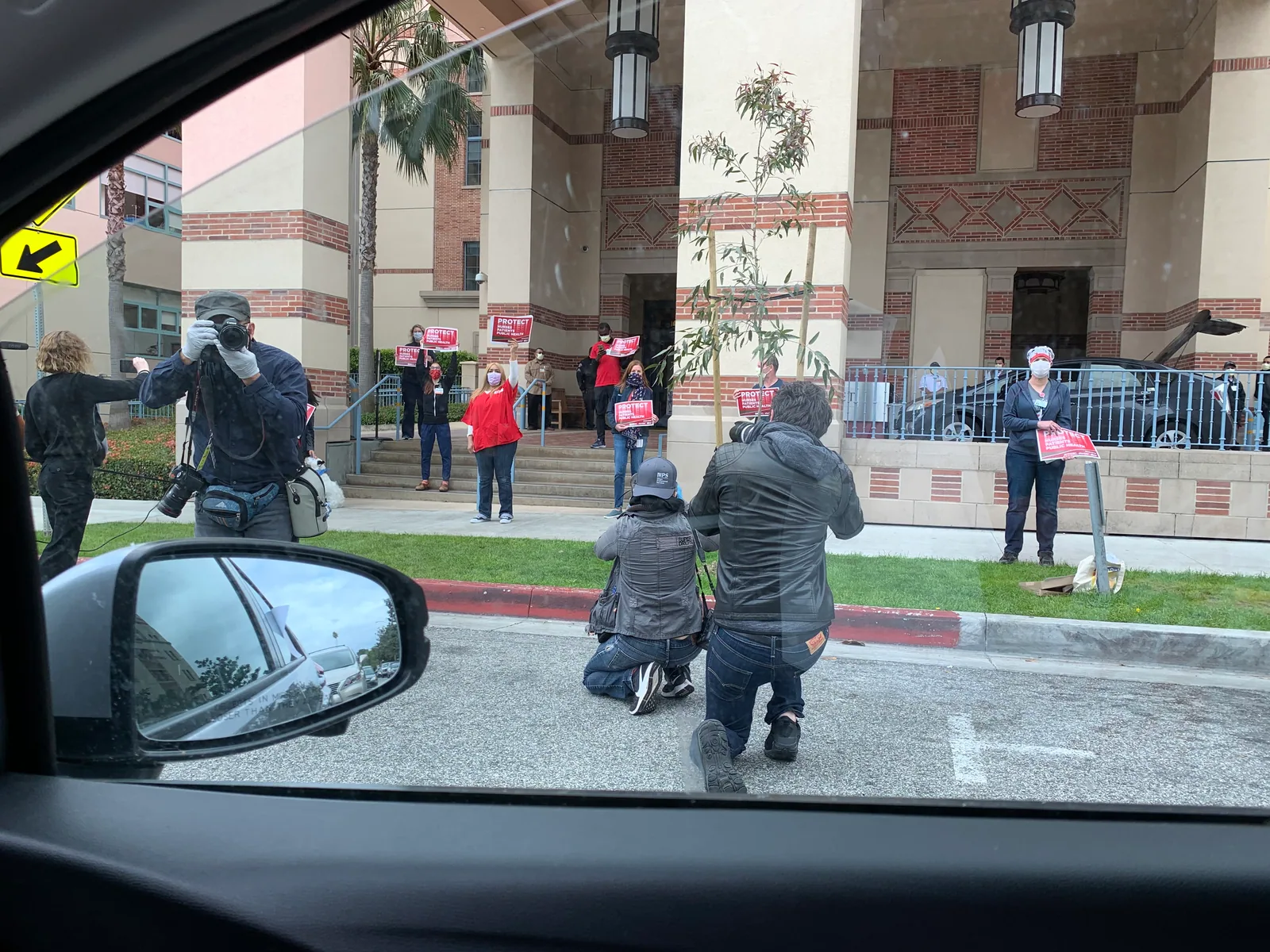 Um grupo de enfermeiras se reúne na rua fora do Centro Médico UCLA em Santa Monica, Califórnia, segurando placas, uma ação de rua lançada pelo Sindicato Nacional de Enfermeiros (NNU)