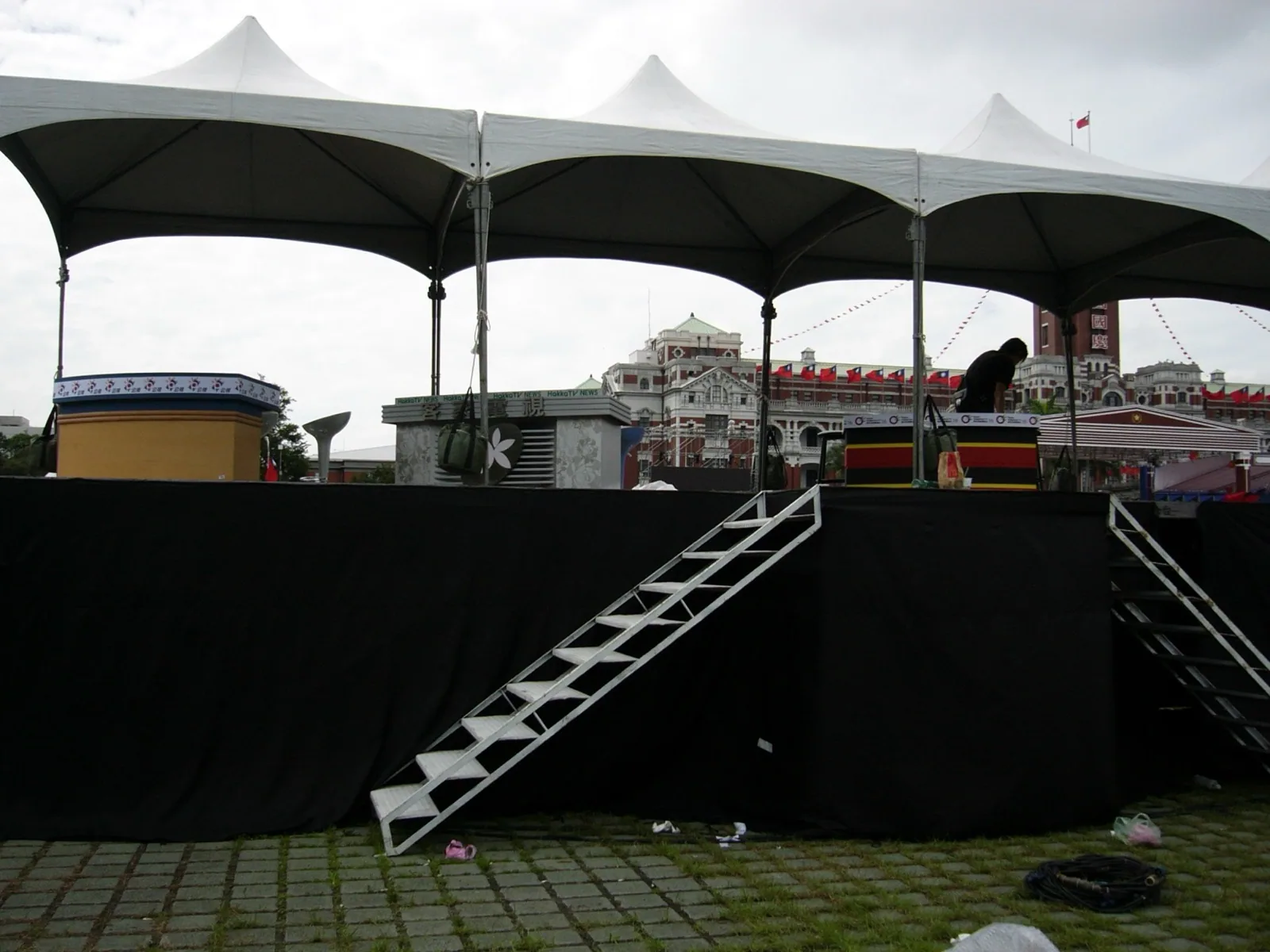 Studios des présentateurs de PTS, de la chaîne hakka et de la chaîne autochtone, lors d'une diffusion commune le jour de la Fête nationale de la République de Chine, le 10 octobre 2010, dans le bâtiment du groupe public de radiodiffusion, symbolisant la couverture multilingue du groupe public