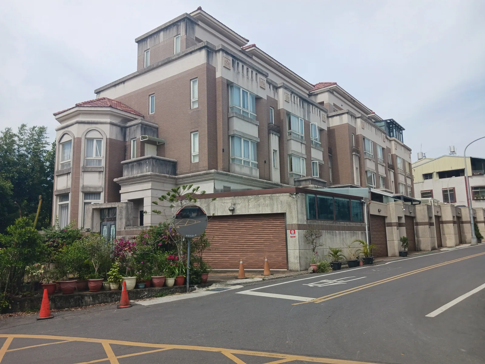 南投埔里社區住宅，呈現不同住宅外殼與公共空間在熱安全治理中的地方脈絡。