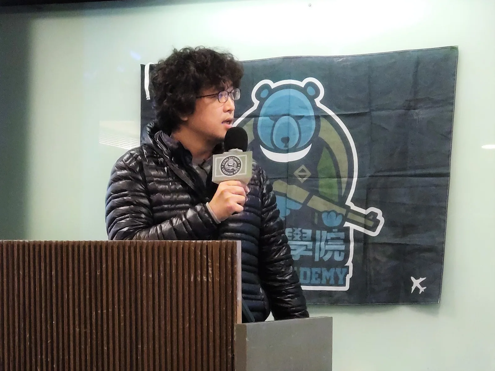 공동 창립자 선보양이 2023년 2월 흑곰학원의 한 강연에서 발언하고 있다. 그는 범죄학자로 중국공산당의 인지전을 연구했으며, 창립 이후 이해충돌을 피하기 위해 운영 직책에서 물러났다. 현재는 무보수 명예원장 겸 수석 강사다.