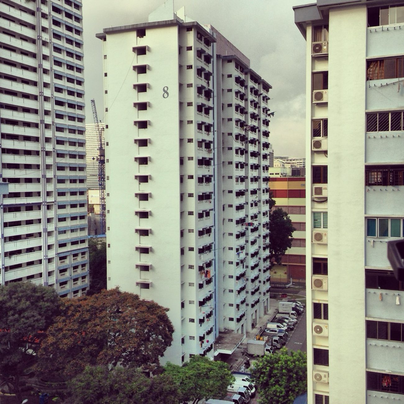 新加坡拉芬德區 HDB 組屋，典型的高層塔式公共住宅，外牆色彩明亮