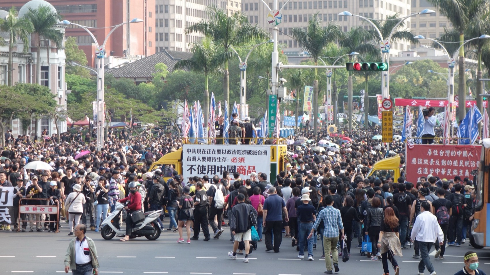 2014 年台北凱達格蘭大道擠滿參與反服貿遊行的群眾,人潮從廣場一路延伸,多人高舉標語