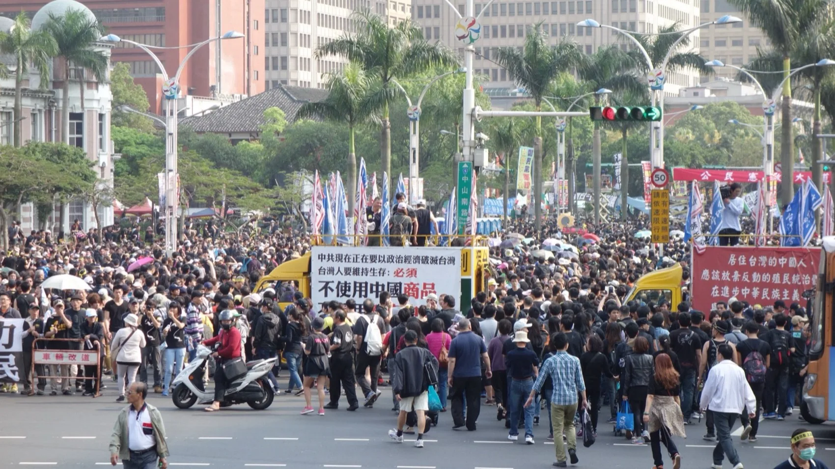 Crowds filling Kweilin Street in Taipei for the anti-ECFA march in 2014, the crowd extending from the square, many holding signs