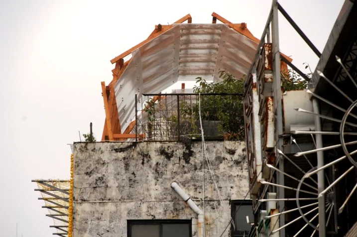台北違建住宅外殼，呈現加蓋、通風、遮陽與建築安全問題交疊的治理情境。