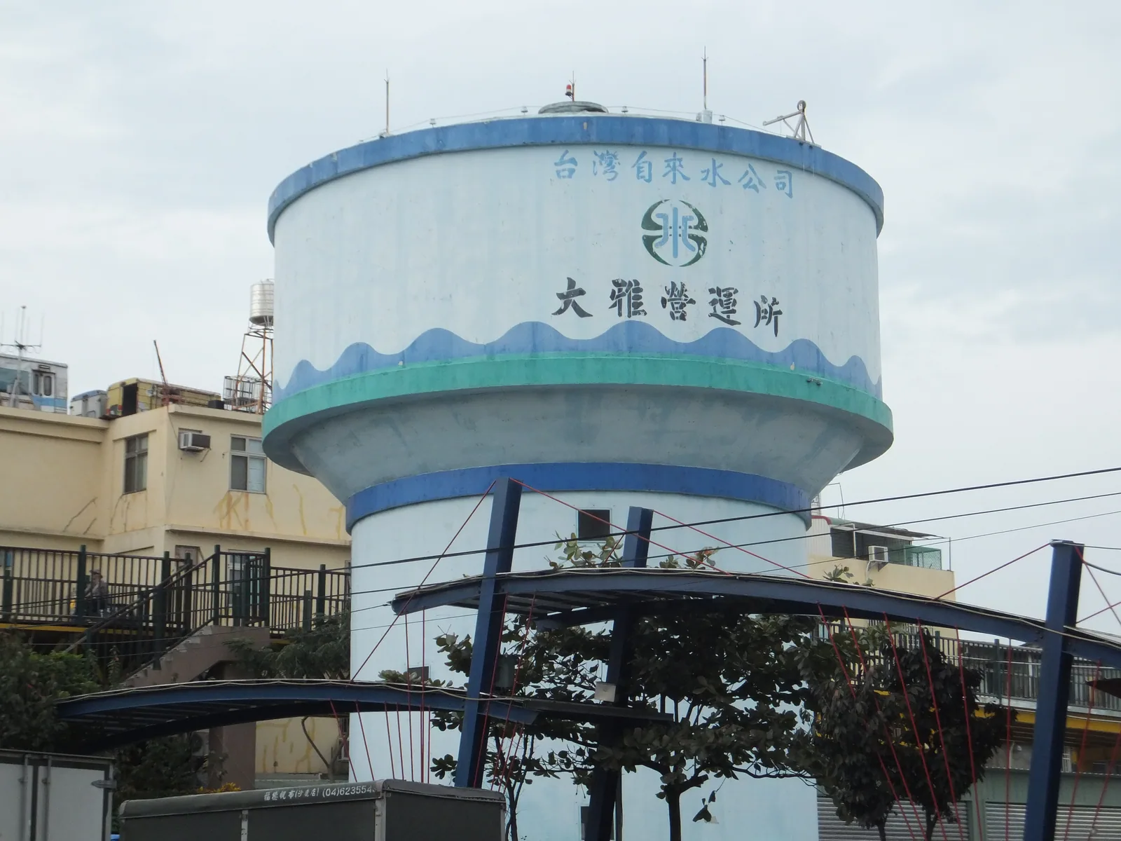 臺灣自來水公司大雅操作站水塔,白色高架水槽立於樹林與開放空間之中。