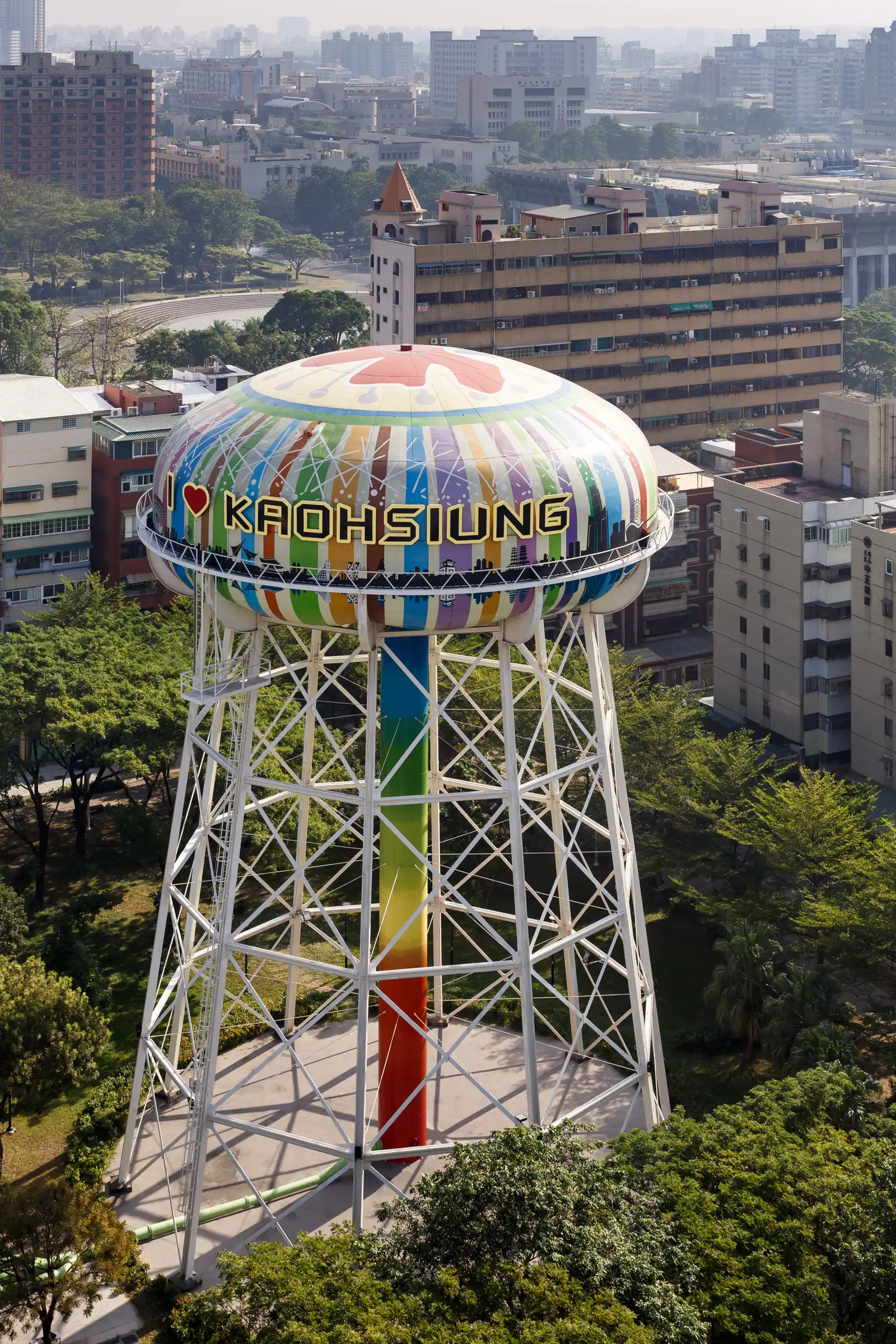 高雄水塔公園水塔,彩色水槽與城市建築形成對照。
