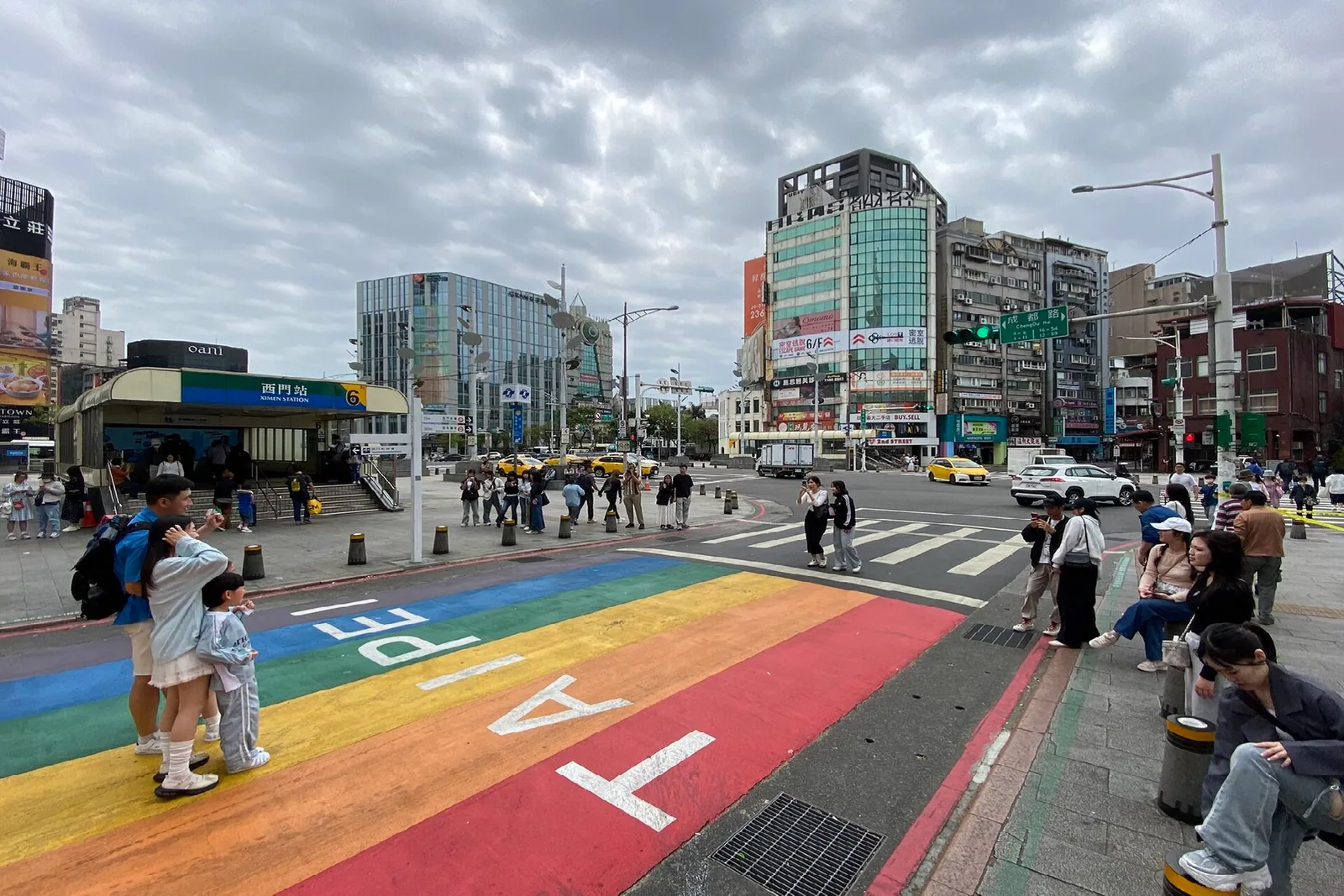 Ximen pedestrian zone street corner, Taiwan’s first outdoor negative‑pressure smoking room sits on this densely crowded sidewalk