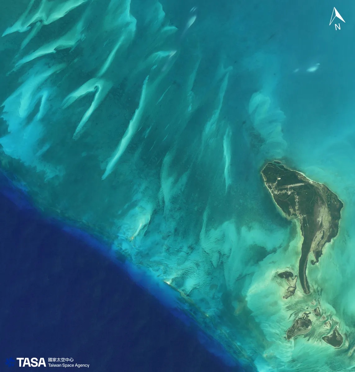 Turquoise shallows and deep blue trenches off the Bahamas, with a sand island lying between them. This is one of the scenes captured by FORMOSAT satellites and included in TASA’s imagery service platform: the world seen through Taiwan’s own eyes. (Taiwan Space Agency TASA FORMOSAT image selection)