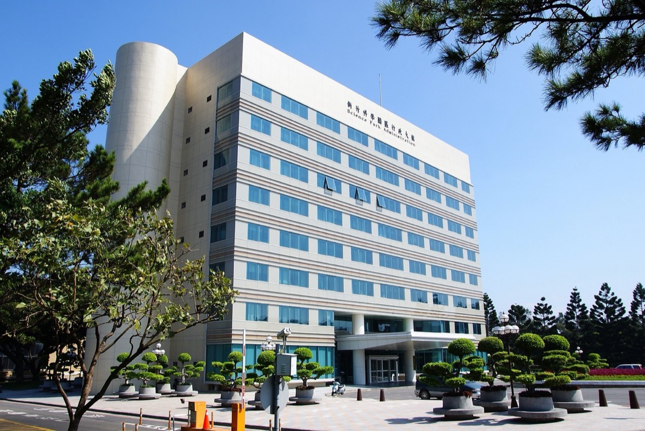 Exterior del edificio administrativo de la Administración del Parque Científico de Hsinchu, centro administrativo de la gobernanza del parque