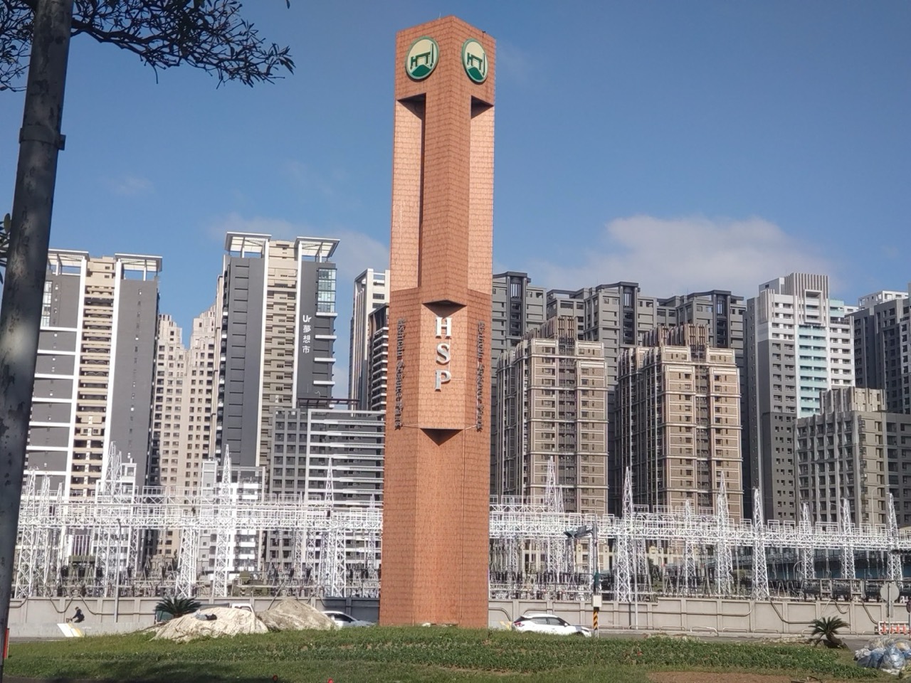 Pilar de entrada del Parque Científico de Hsinchu en Guangfu Road, hito de acceso con el nombre del parque