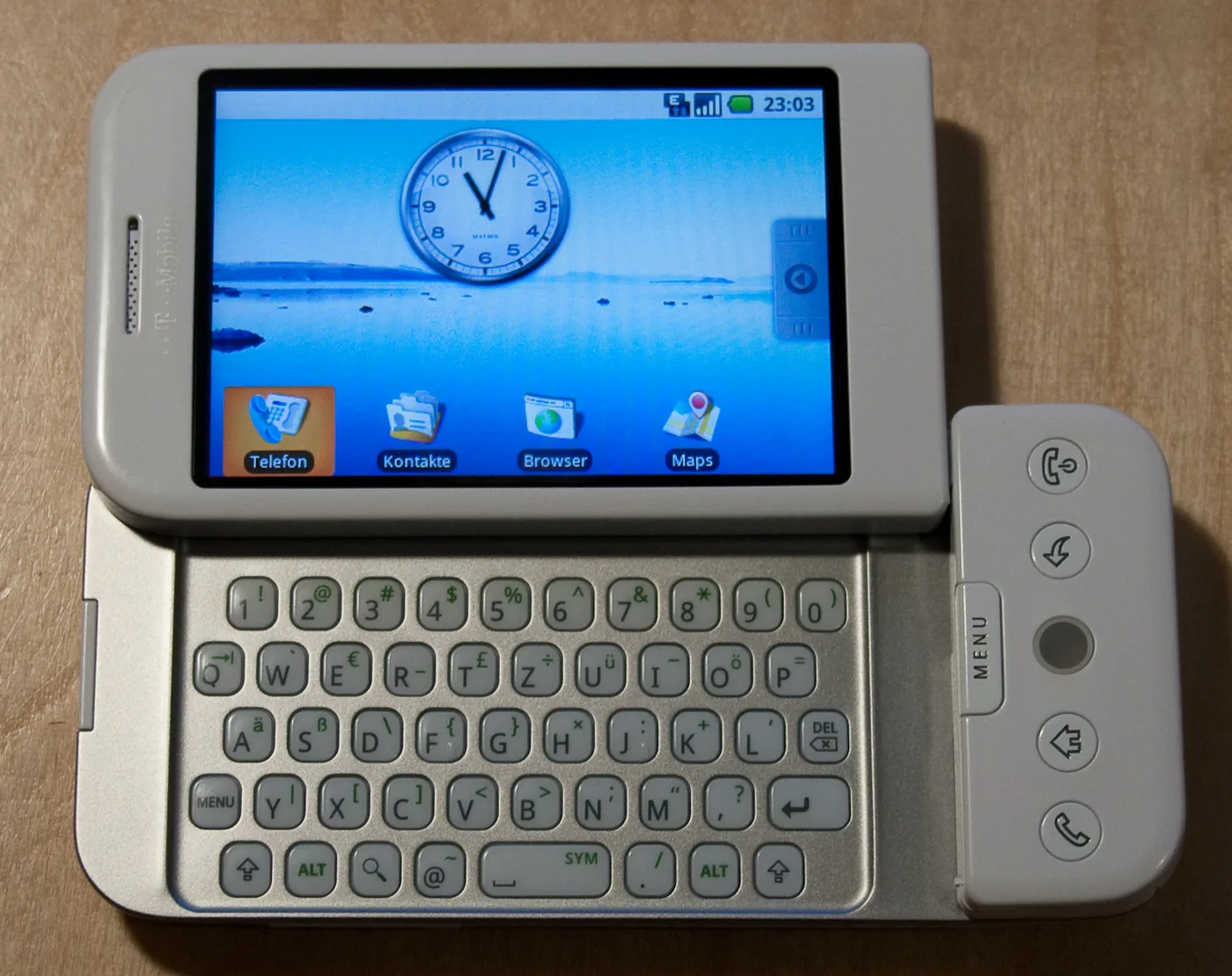 HTC Dream 掀開滑蓋鍵盤的樣貌,2008 年全球第一支 Android 手機 G1