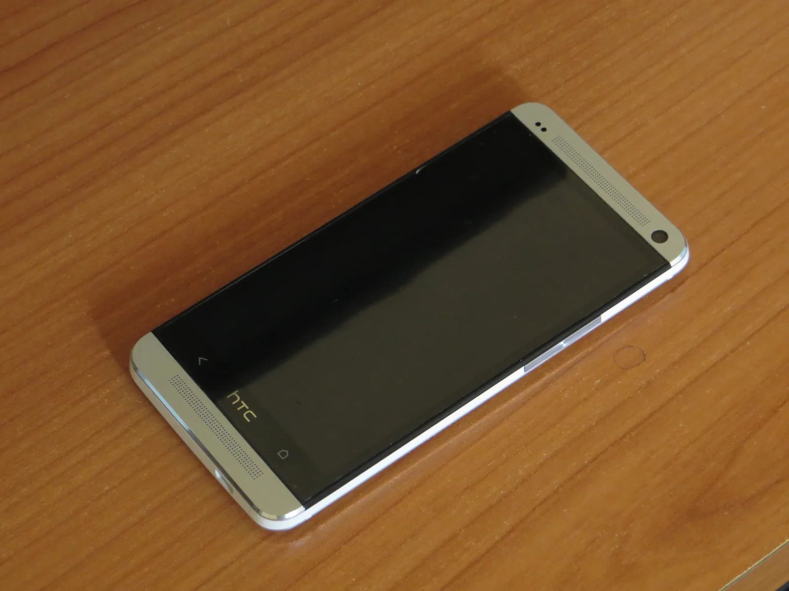 HTC One M7 的機身側面特寫,鋁合金一體成型設計,2013 年發表時是業界工藝標竿