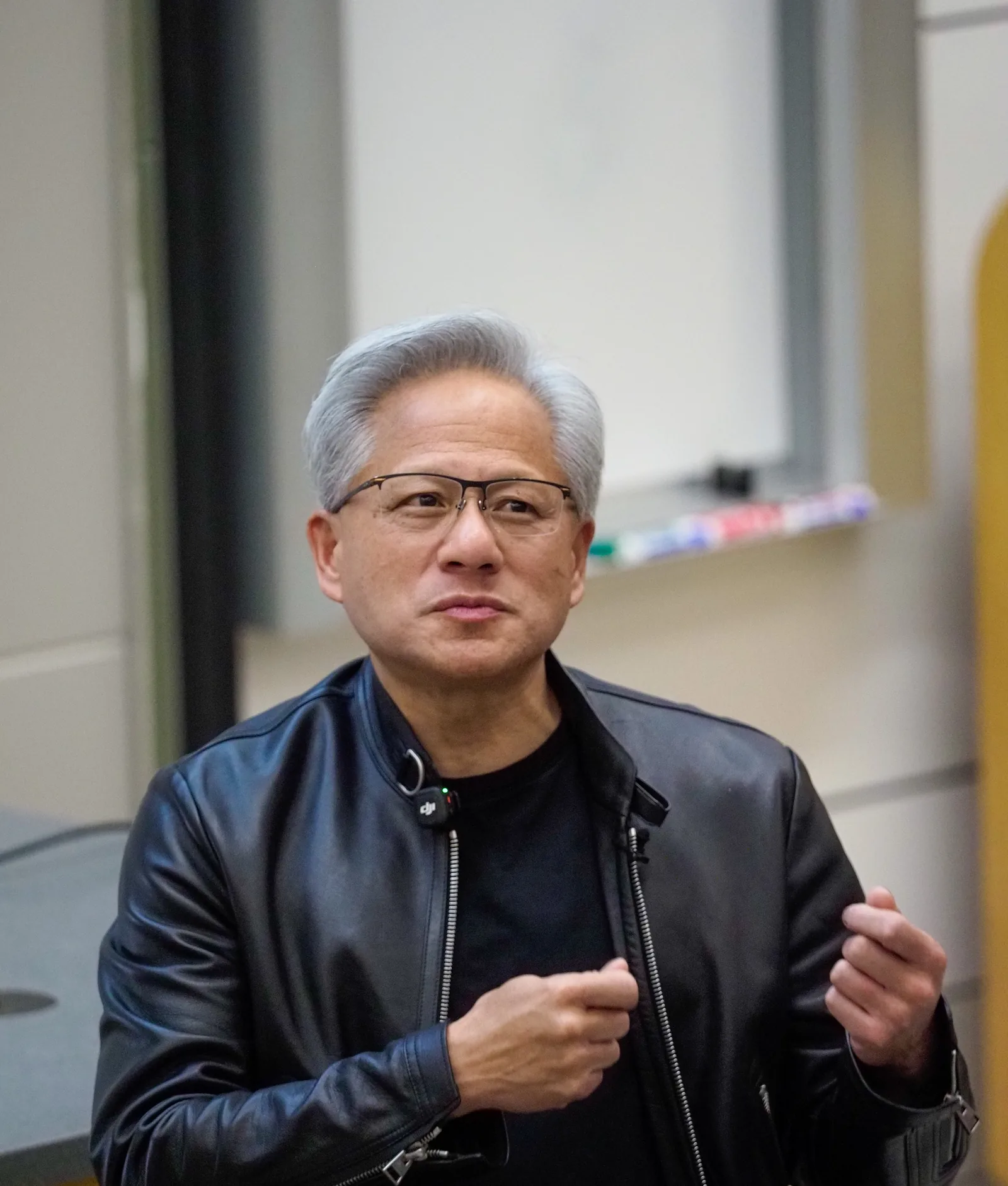 黃仁勳在史丹佛大學 CS 153 課程演講,穿著招牌黑色皮衣,雙手比劃說明