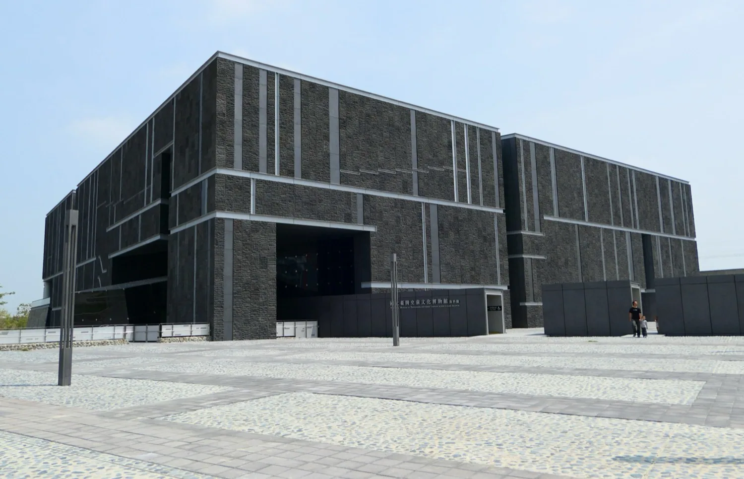 国立台湾史前文化博物館南科考古館の外観。建築家・姚仁喜が設計した黒い立方体の建築で、南部科学園区内に位置しています