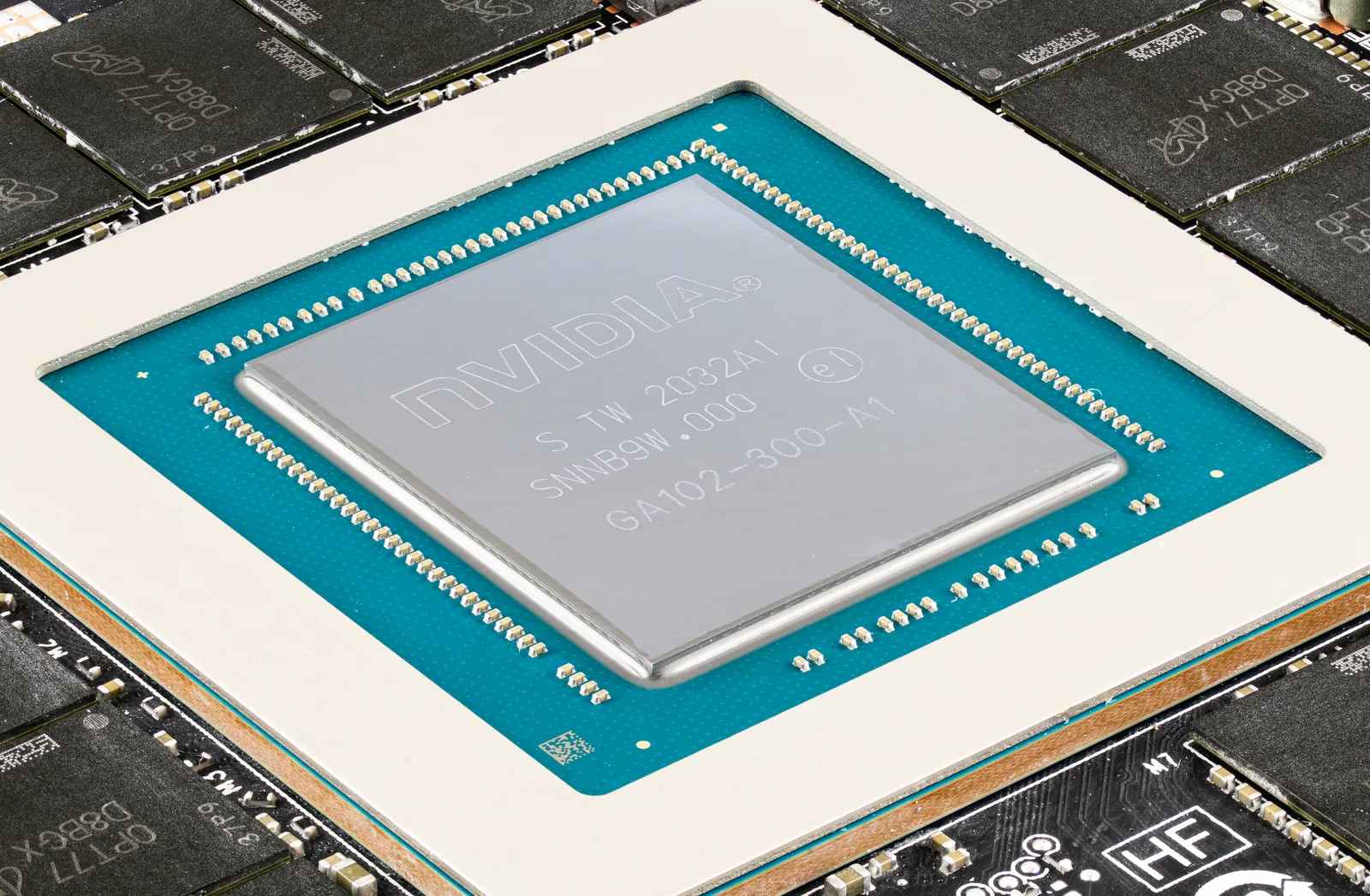 NVIDIA Ampere GA102 GPU 晶片 die 的顯微放大照，呈現密密麻麻的電路結構