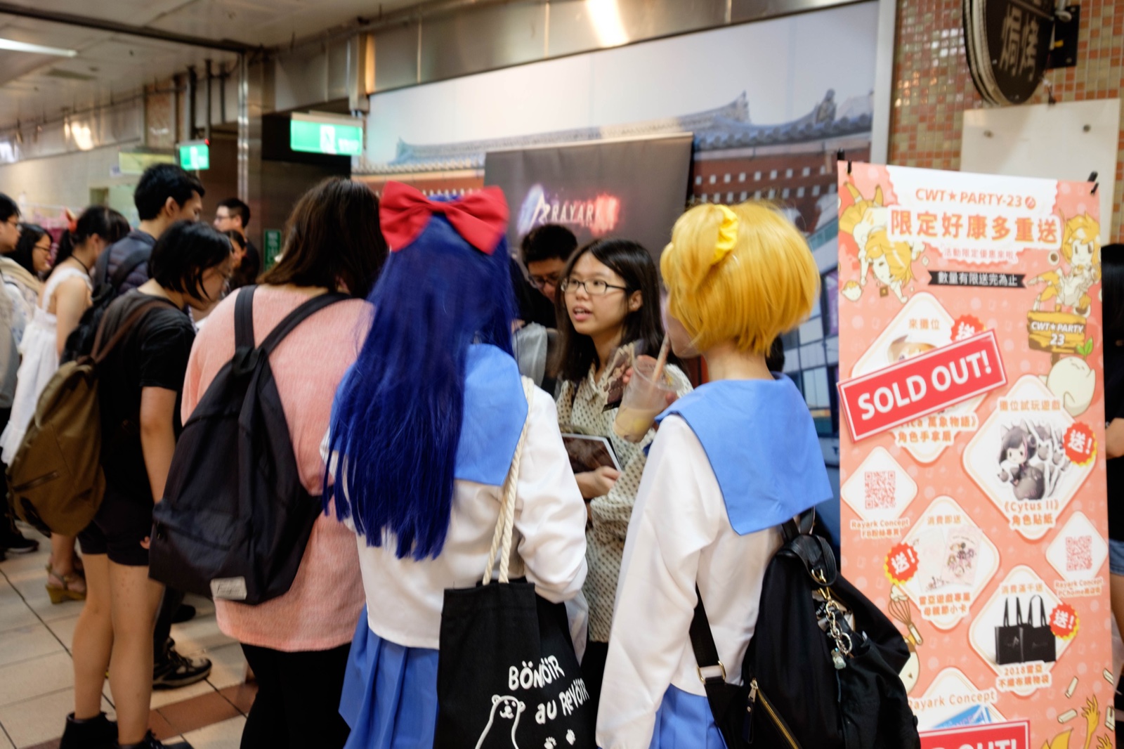 2018 年 Rayark 攤位現場,遠處可見《POP TEAM EPIC》Pipimi 與 Popuko cosplay 玩家的背影