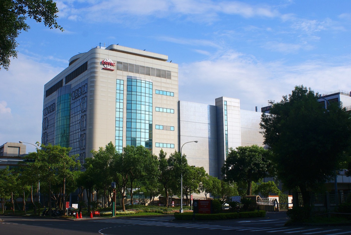 TSMC 신주과학단지 Fab 5 공장 외관, 2010년대 모습. 반도체 파운드리 제조의 물리적 현장