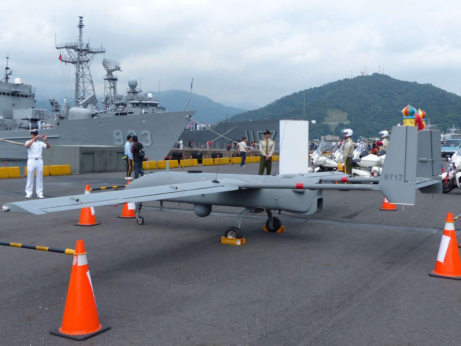 中科院鋭鳶ドローン(NCSIST Albatross)9717号が2013年5月中正軍港公開日に展示され、翼を広げて岸辺のコンクリート地面に低姿勢で停まっている。台湾国産軍用UAVの代表機種の一つ。